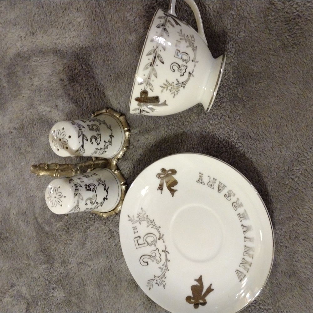 Lefton 25th anniversary 1957 5pc Salt & Pepper, Cup & Saucer